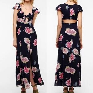 ⭐️Vaca Soon Sale⭐️ Floral Black Maxi Dress